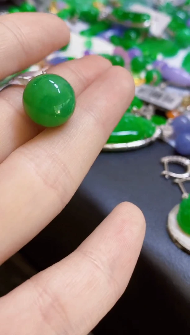 颈饰18K金镶嵌翡翠珠子