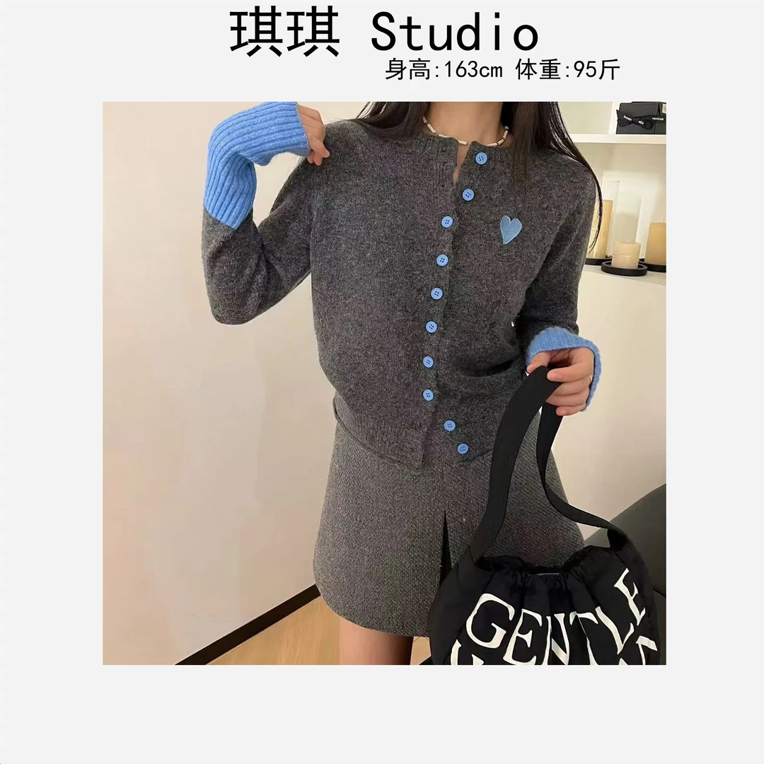 秋冬季新款轻奢高级圆领拼色排扣刺绣爱心气质显瘦减龄针织开衫-C