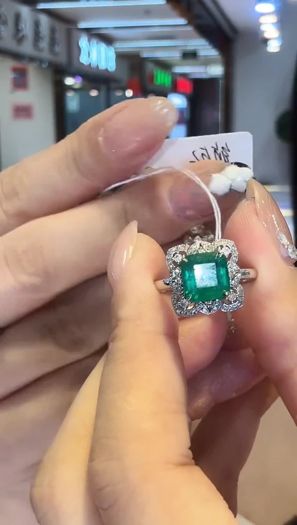 18K金镶嵌戒指祖母绿2.50ct