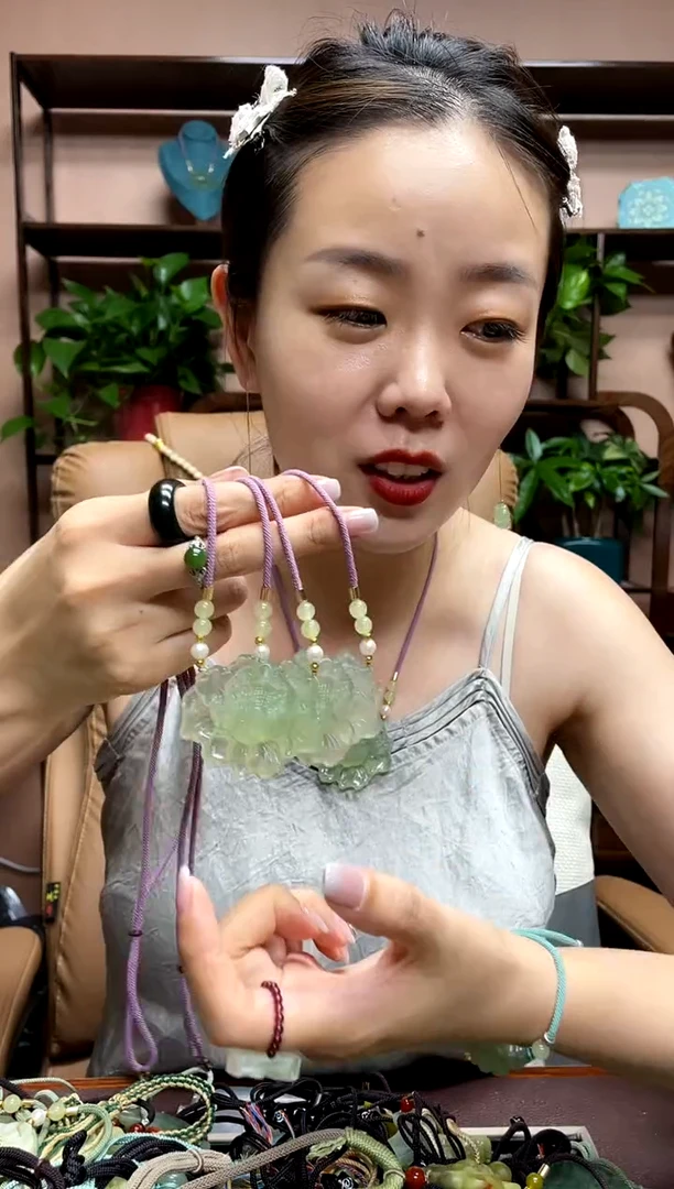 岫玉未镶嵌颈饰多样性发货发其中之一