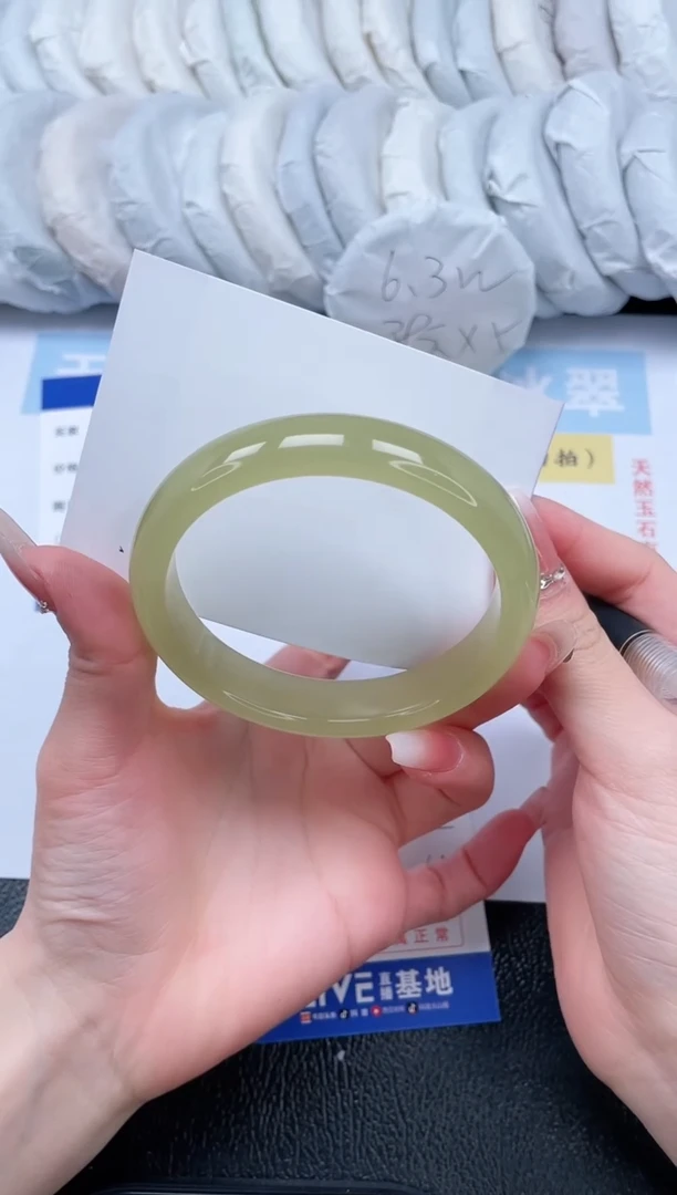 【闪购商品】石英质玉手镯未镶嵌姜黄有棉块介意勿拍！T142-63