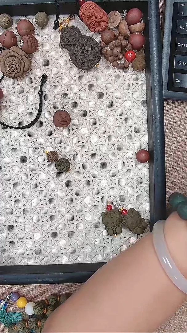 木香身丸 喜子纹加花朵耳饰一对