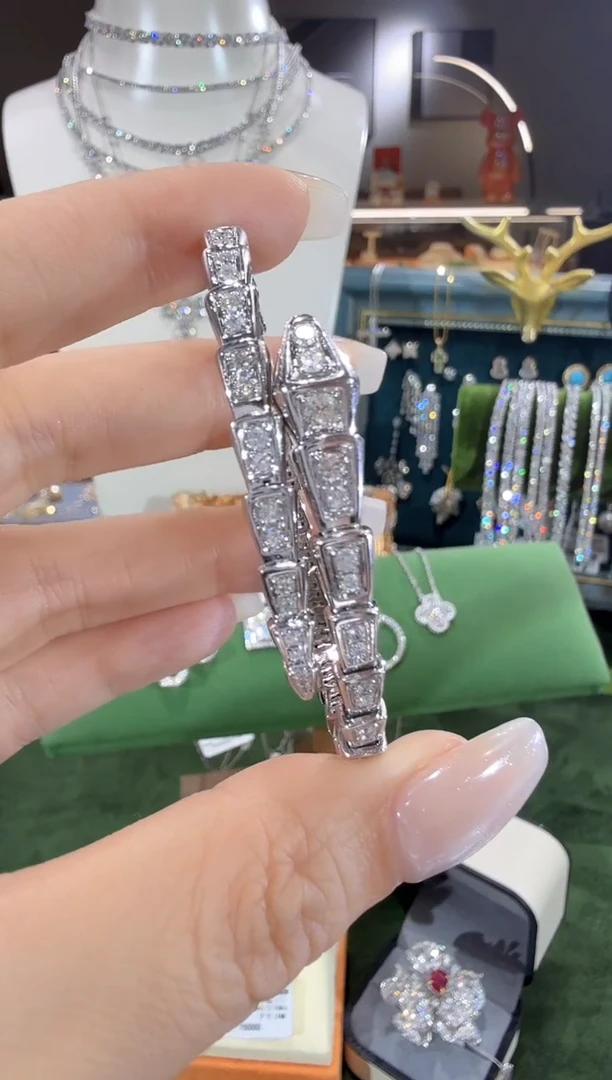 18K金镶嵌手镯钻石17圈口