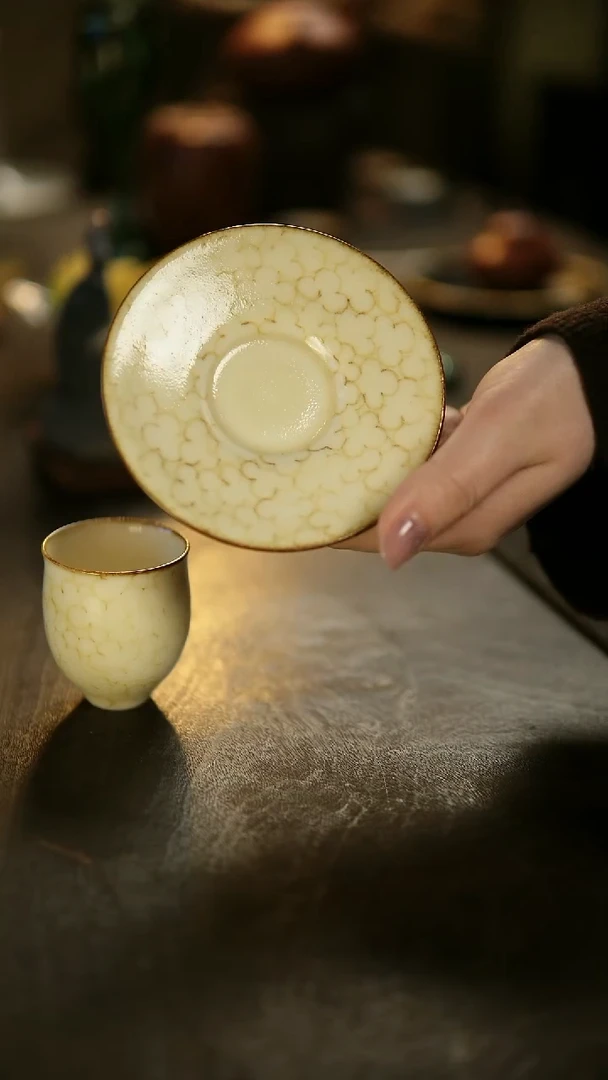 阿眠    糖水釉壶承云朵问