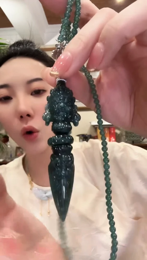 翡翠未镶嵌颈饰国风