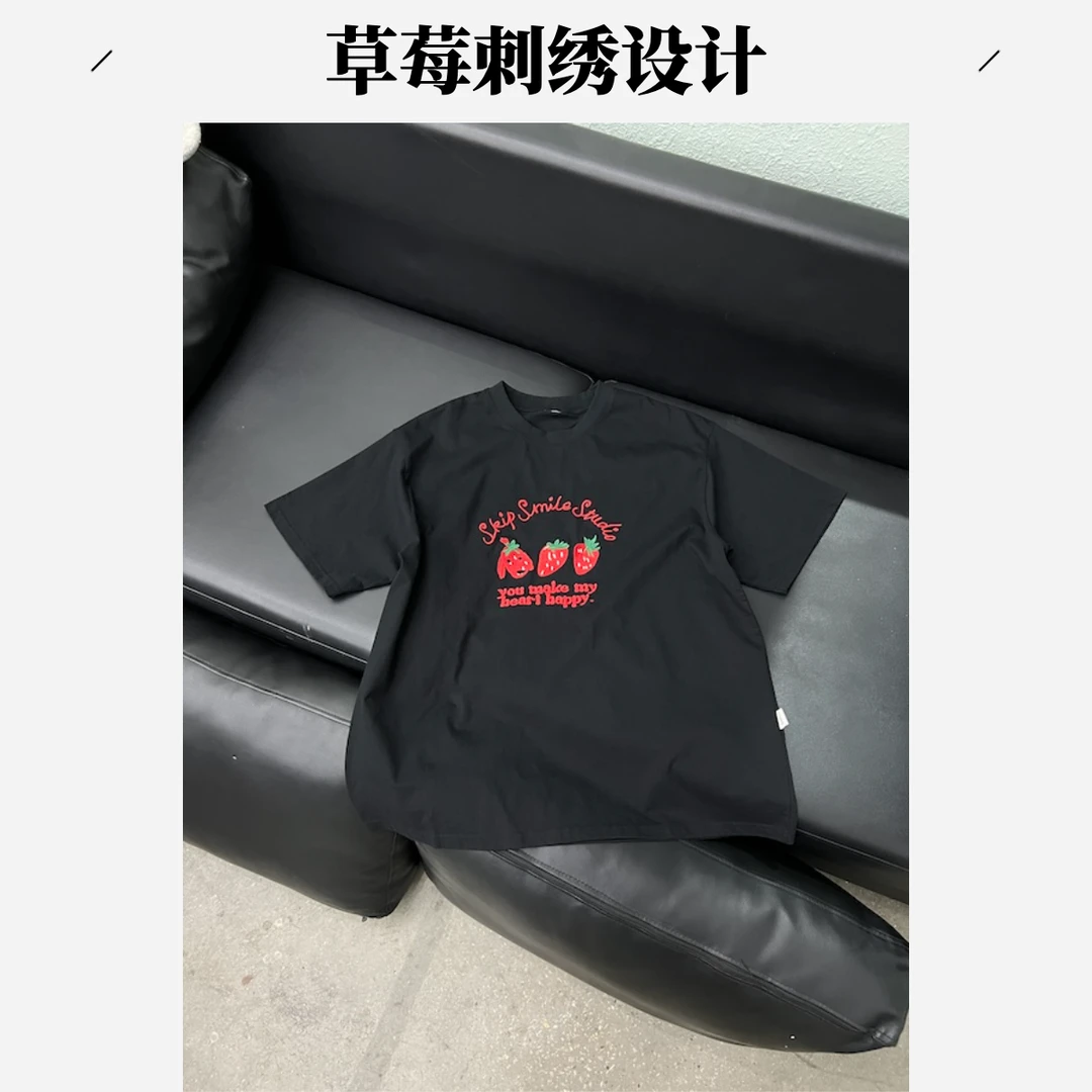 【杨英家草莓刺绣定制老钱风阔版设计】短袖韩系T恤8395