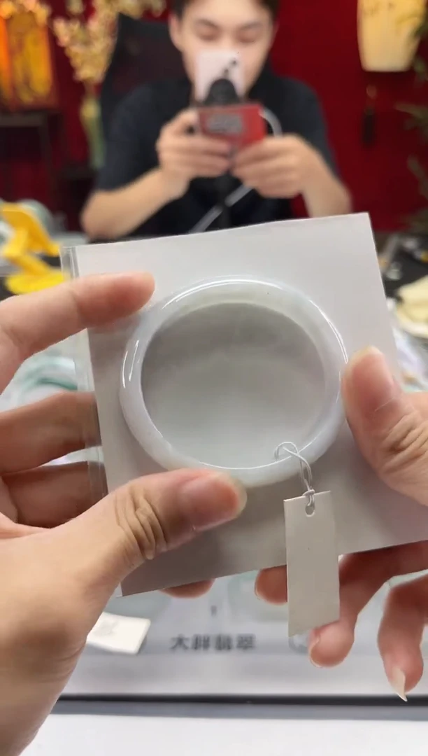 翡翠手镯未镶嵌翡翠1