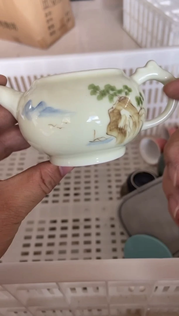 摄影的产品有使用过的痕迹有点脏介意勿拍