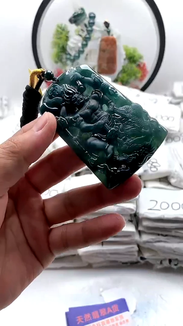 翡翠未镶嵌颈饰不动明王