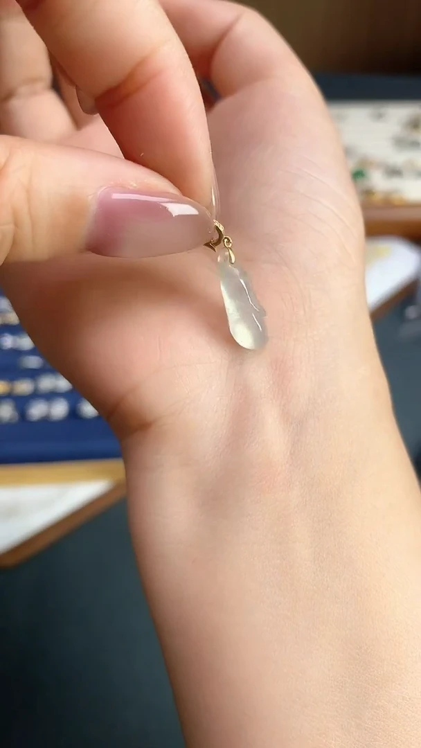 颈饰18K金镶嵌翡翠2025120601