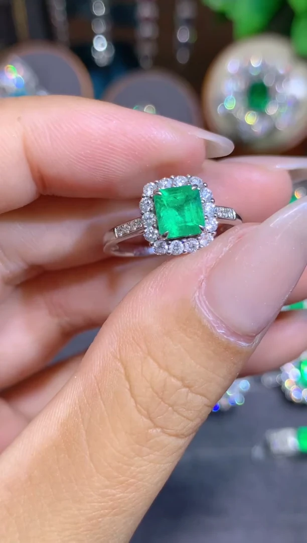 祖母绿戒指18K金镶嵌0.9CT