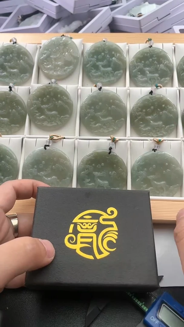 翡翠未镶嵌颈饰..../7/28/ 199多样性发其一