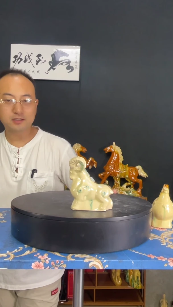 陶瓷领头羊白色高11cm