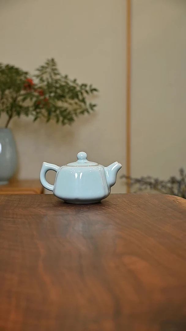 六合泰平壶 天青 微瑕 朱家汝窑款