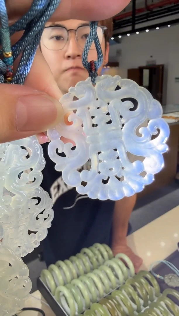 蛇纹石玉未镶嵌颈饰万寿牌