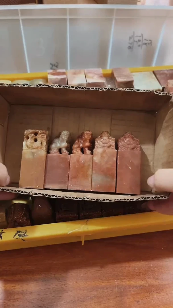 老挝石阿*瑕疵不规则章带雕钮