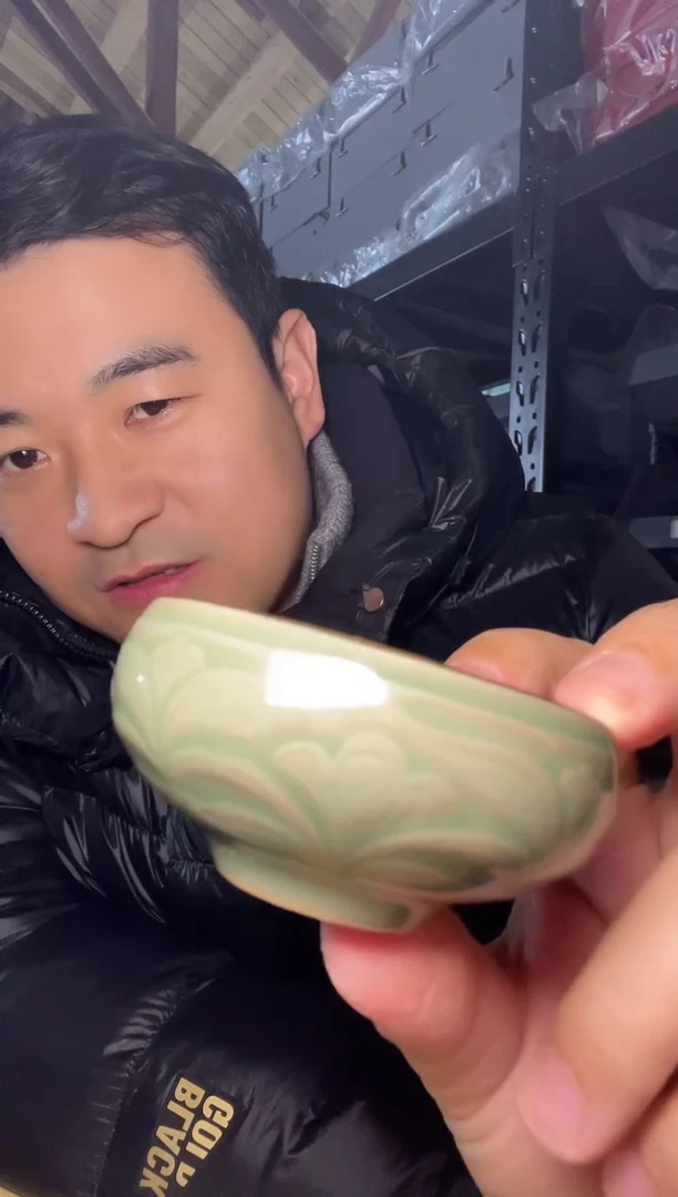 微瑕仰莲纹小金钵