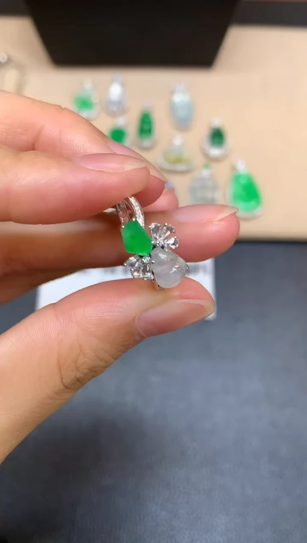 18K金镶嵌戒指翡翠葫芦【无服务费