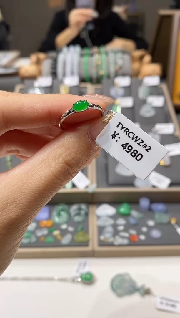 颈饰18K金镶嵌翡翠戒指