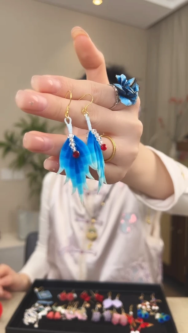 刺绣蓝色胖绒耳环