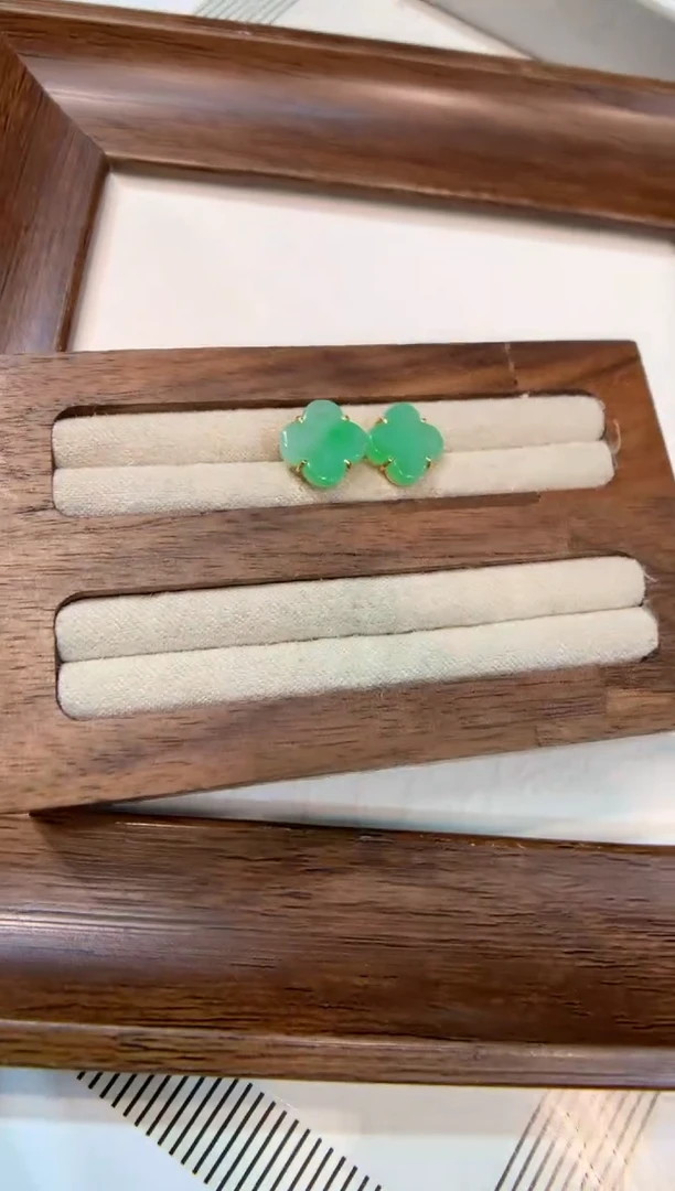 18K金镶嵌翡翠耳饰耳钉