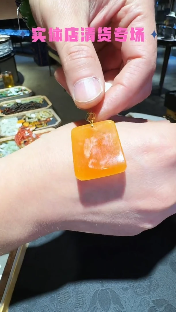 蜜蜡吊坠(不含链)18K金镶嵌22【