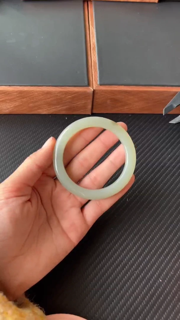 【闪购商品】和田玉手镯未镶嵌且末微色差54+