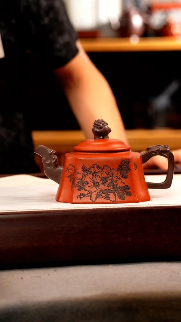 茶壶紫砂红皮龙 抽角云方 刻绘