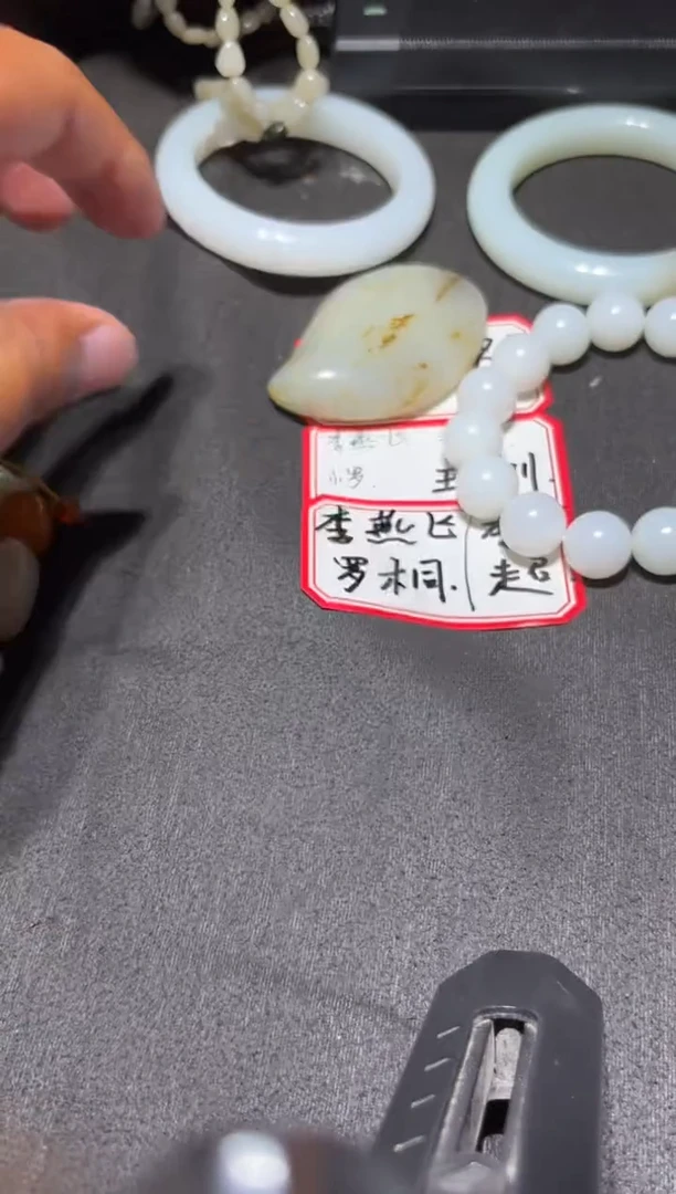 未镶嵌和田玉（糖玉）挂件和田玉