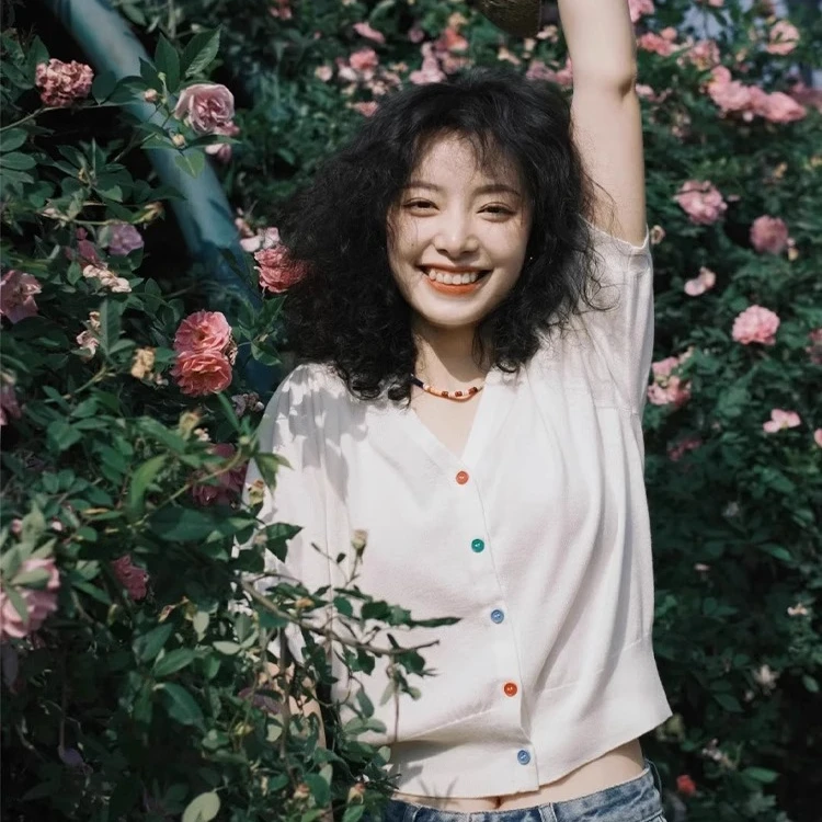 洋气复古甜美v领短袖针织衫女夏设计感小众薄款收腰显瘦冰丝开衫