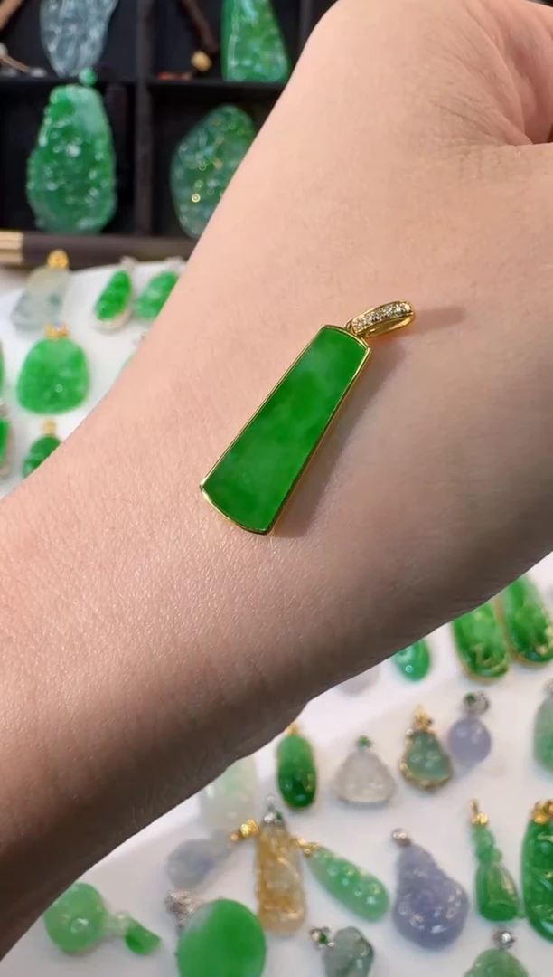 颈饰18K金镶嵌翡翠缅甸A货翡翠