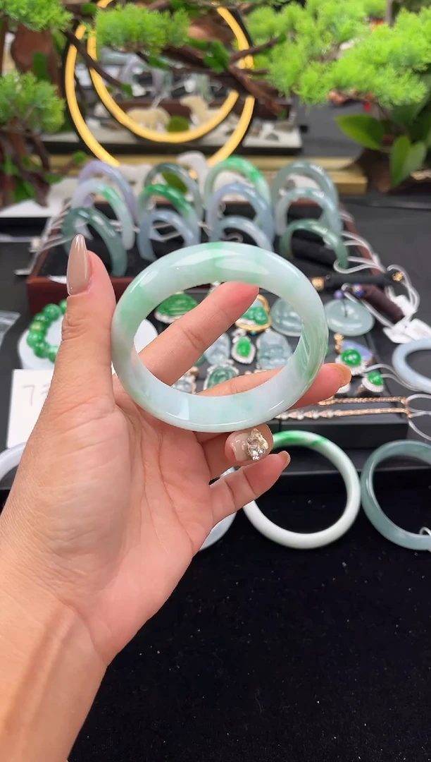 未镶嵌手镯翡翠手镯