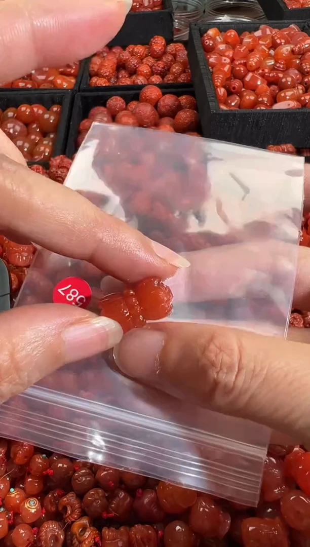 南红玛瑙未镶嵌颈饰1