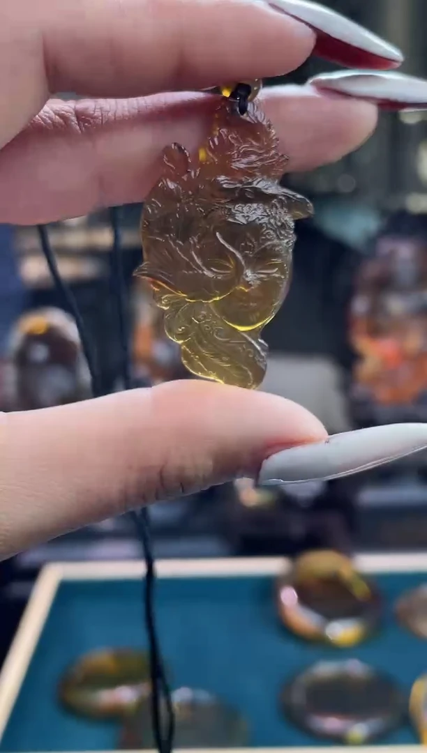 琥珀颈饰未镶嵌缅甸琥珀雕刻件