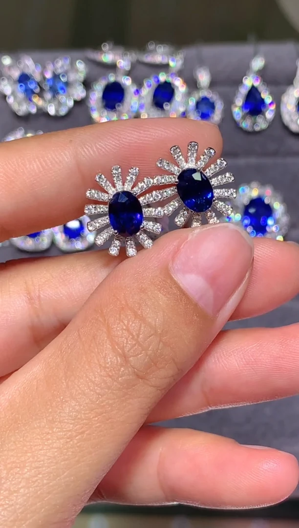 耳钉蓝宝石18K金镶嵌2.1CT