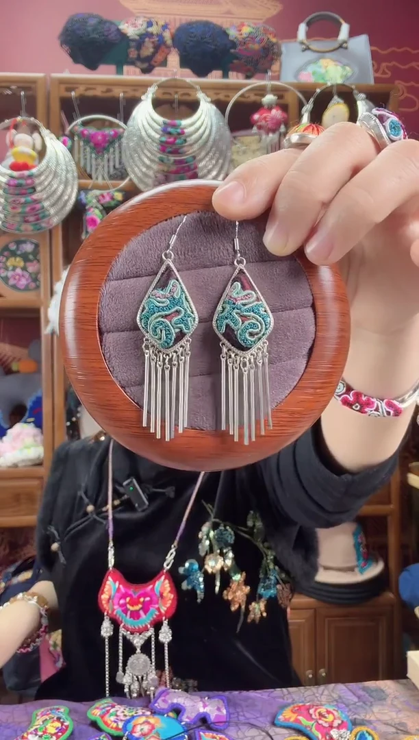 刺绣耳环66甜甜家