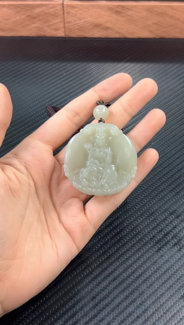 吊坠(赠链)未镶嵌和田玉且末微色差近矿吊坠