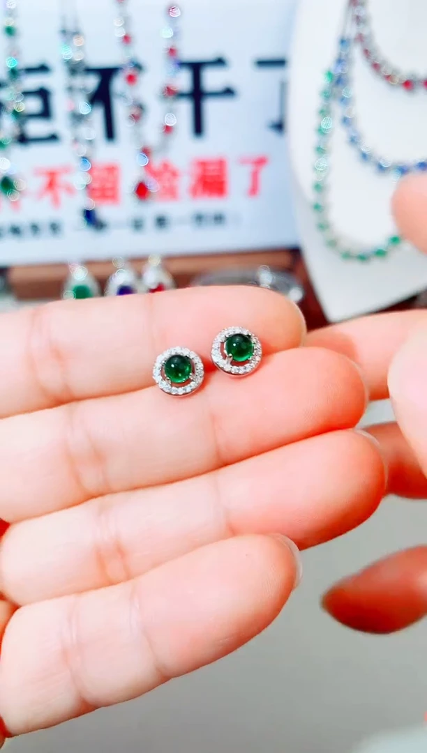 未镶嵌耳饰祖母绿