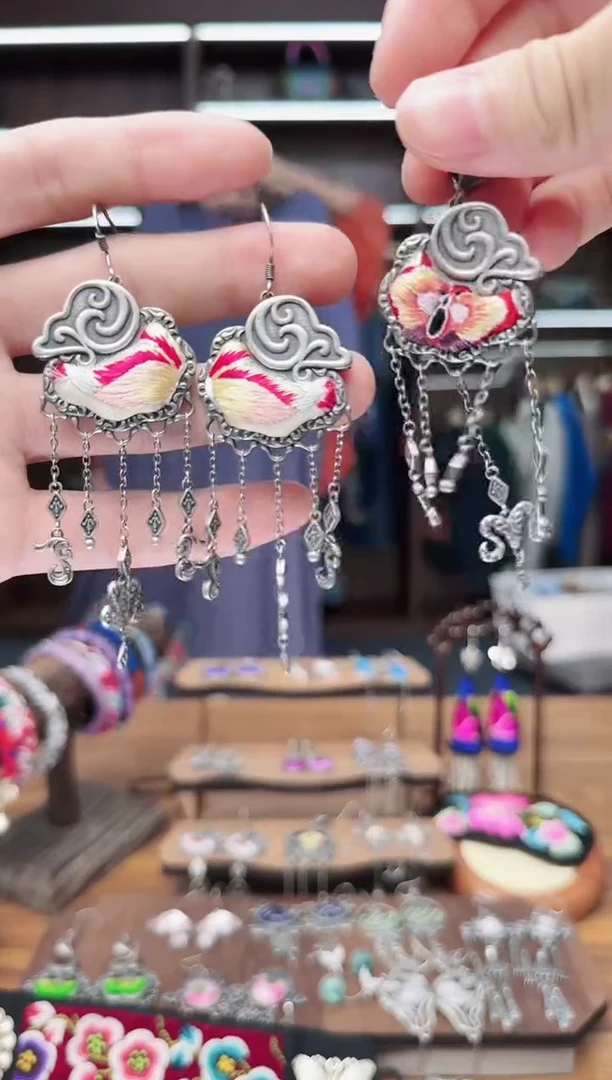 织绣43蒙阿苏苗绣传承店