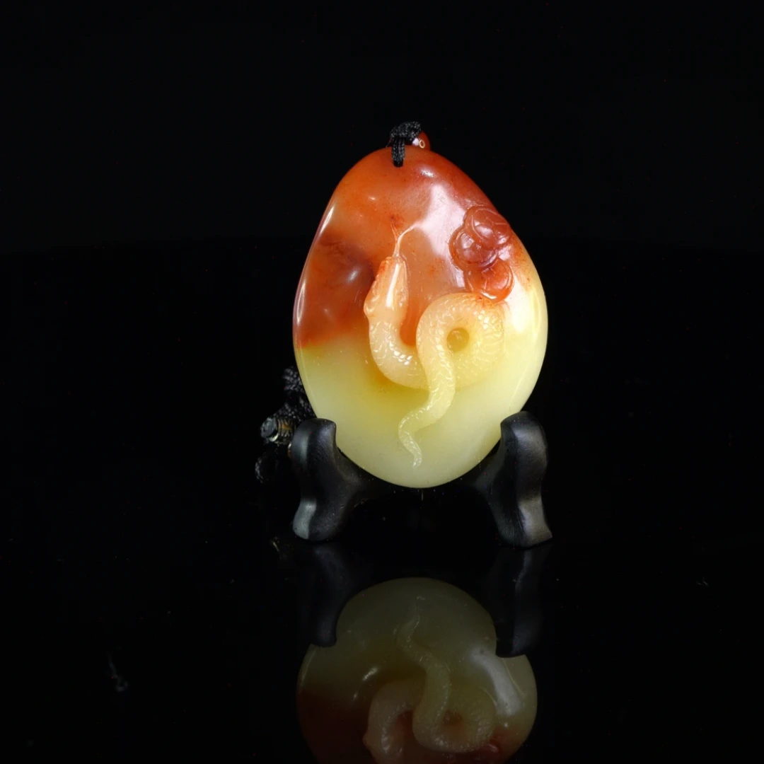 Lot.34.寿山石三彩芙蓉灵蛇献瑞挂件26.9克3.6x4.8x1.3cm