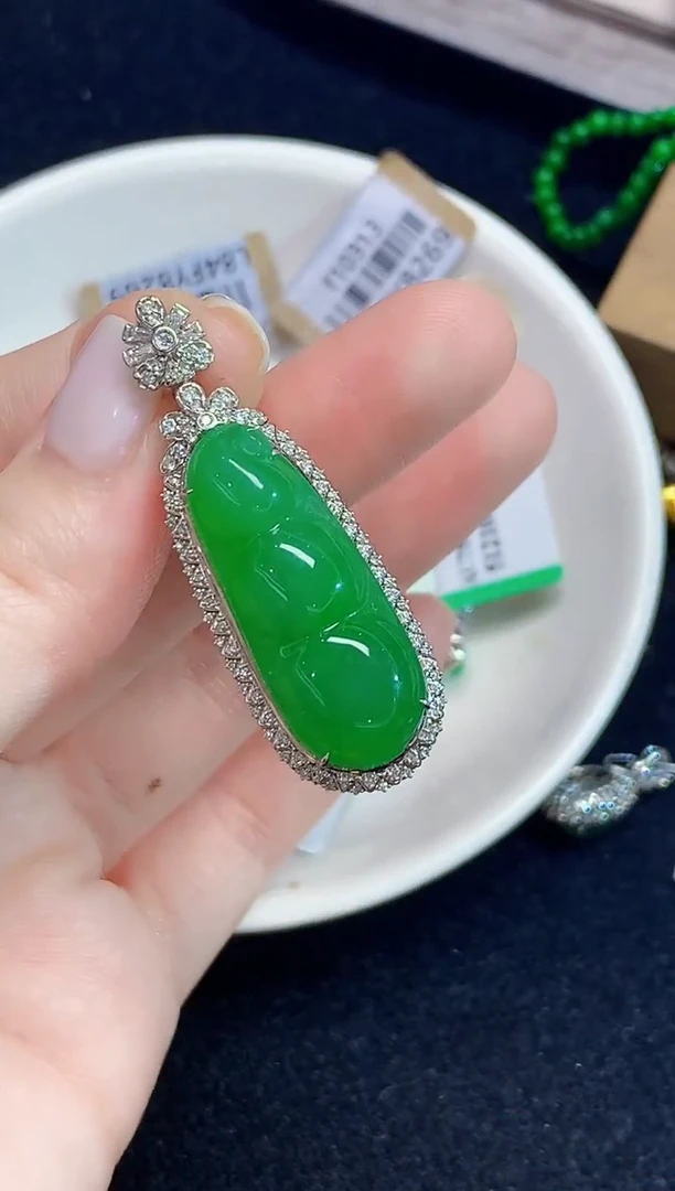 吊坠(不含链)18K金镶嵌翡翠多样性发其一