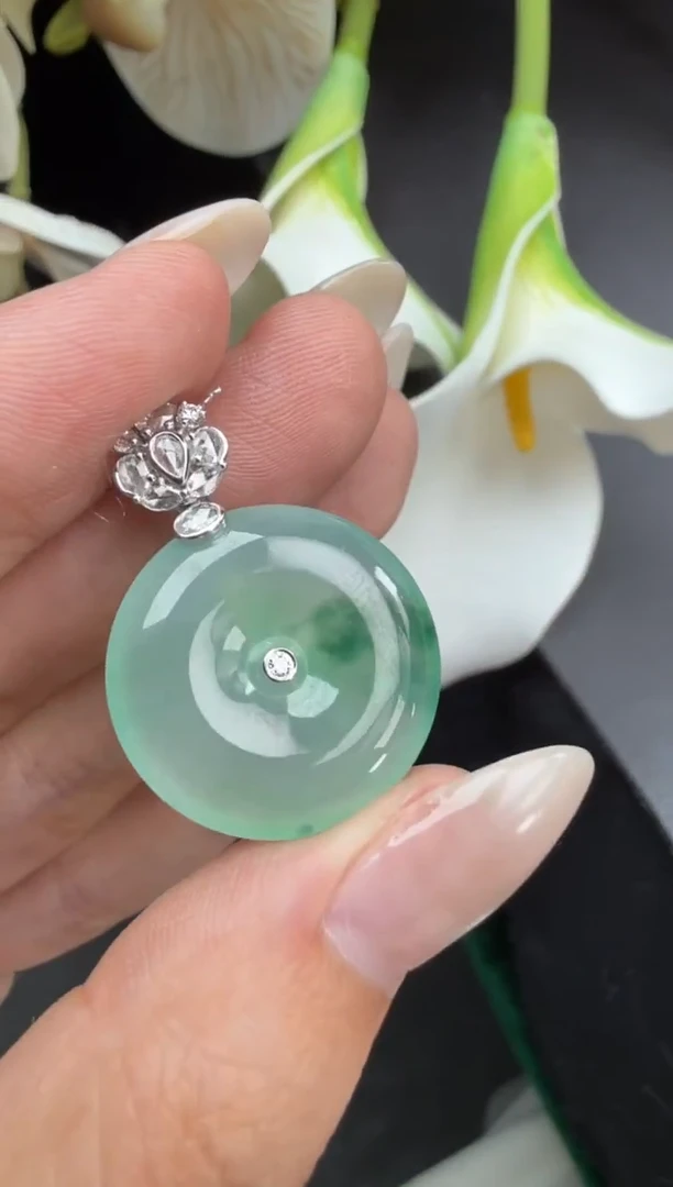 颈饰18K金镶嵌翡翠吊坠