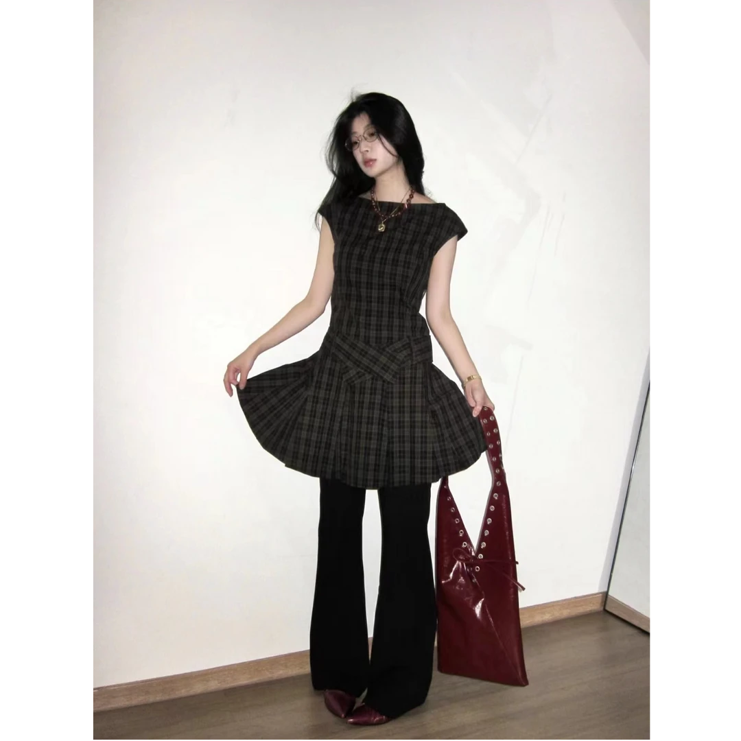 优秀的金蘑菇复古格纹一字领连衣裙夏季设计感收腰显瘦百褶裙短裙