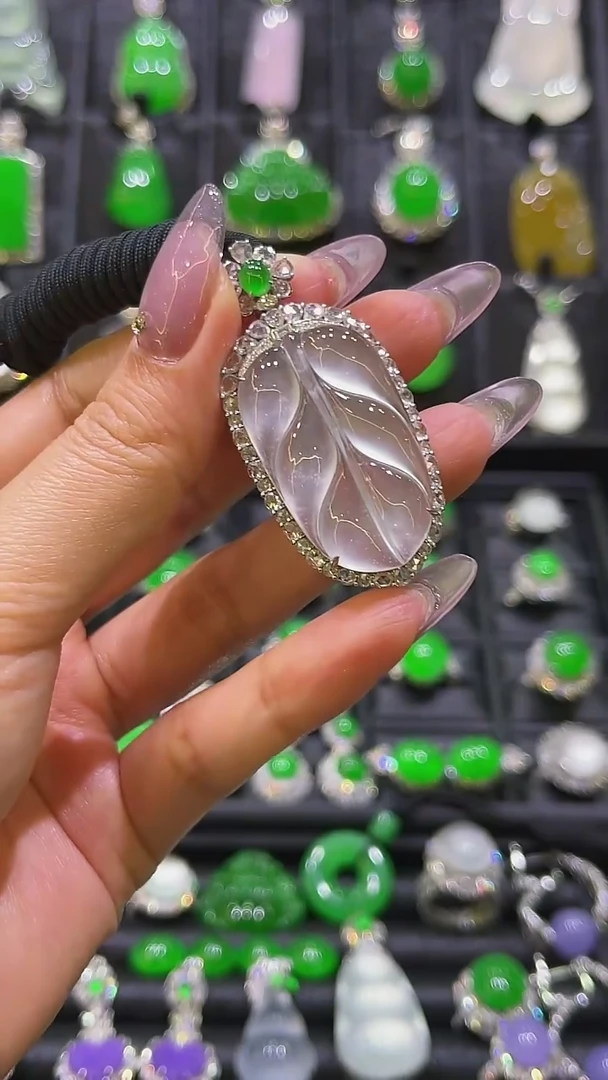 颈饰18K金镶嵌翡翠吊坠