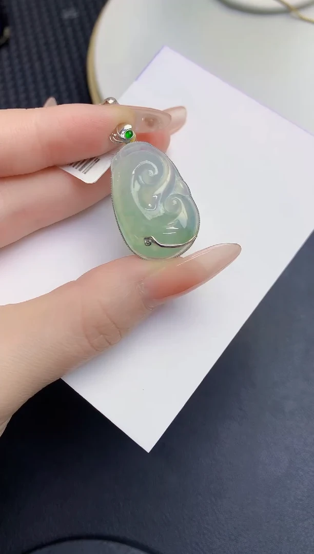 颈饰18K金镶嵌翡翠缅甸天然翡翠A货