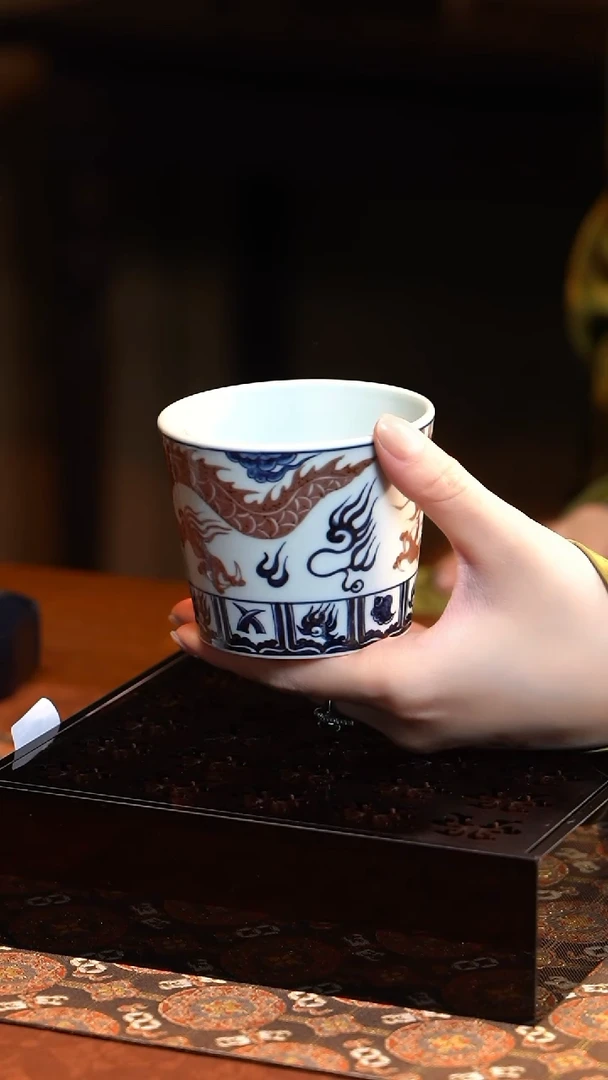 【闪购商品】青花釉里红铠甲龙猪口杯L元邑