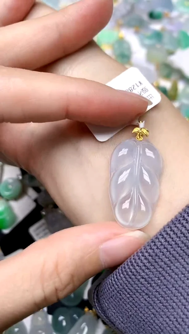 颈饰18K金镶嵌翡翠天然A货翡翠