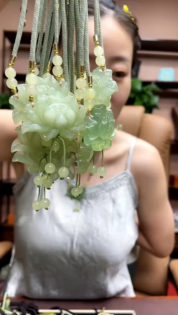 岫玉未镶嵌吊坠多样性发货发其中之一