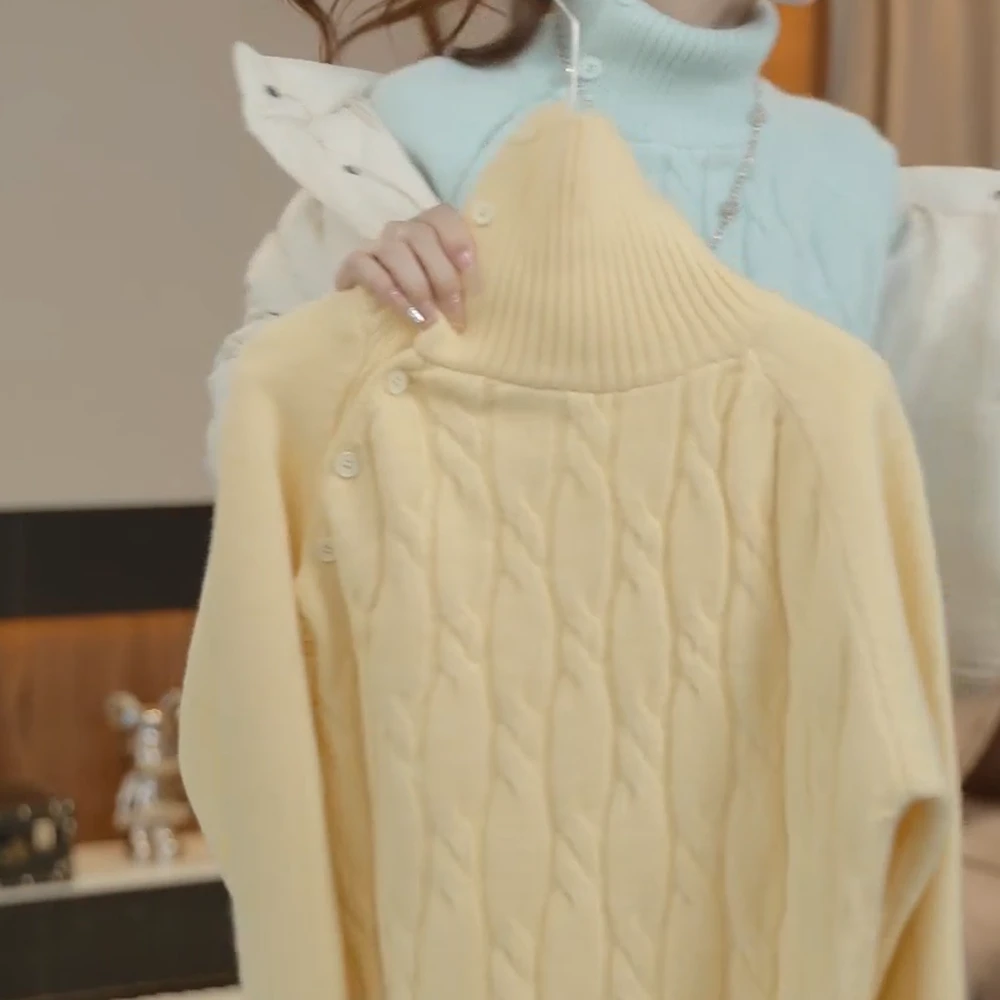 轻奢时尚气质洋气显瘦宽松秋冬新款不规则斜扣高领糖果色毛衣女