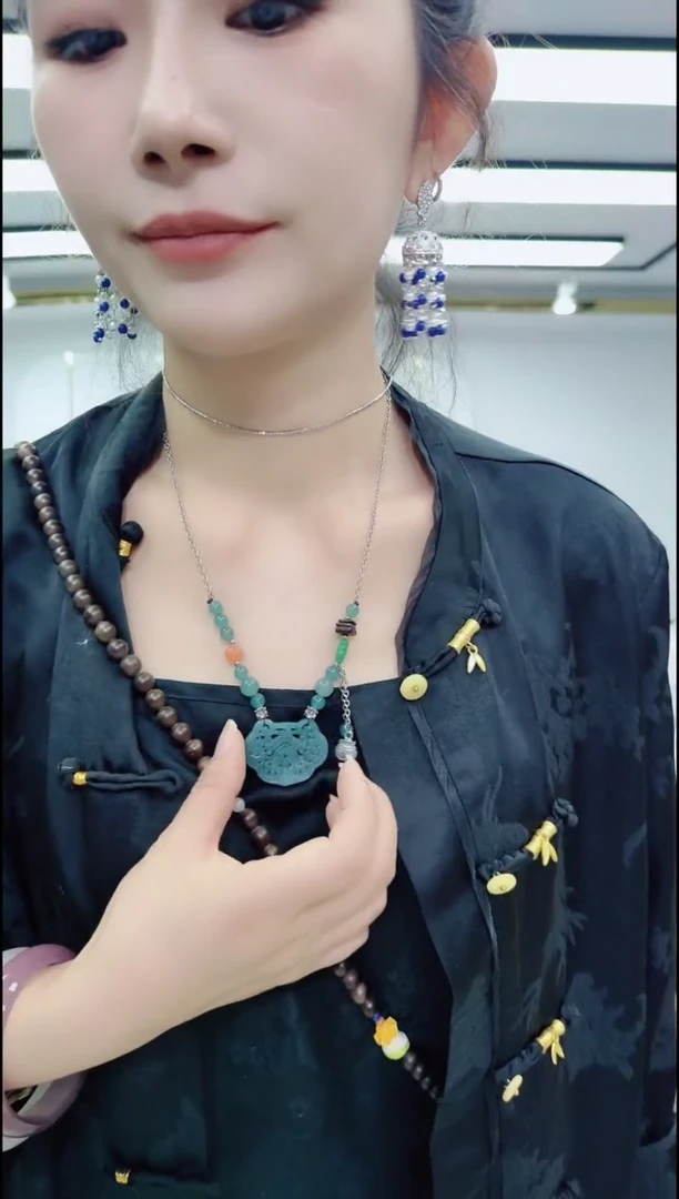 翡翠未镶嵌颈饰04102翡翠小锁吊坠